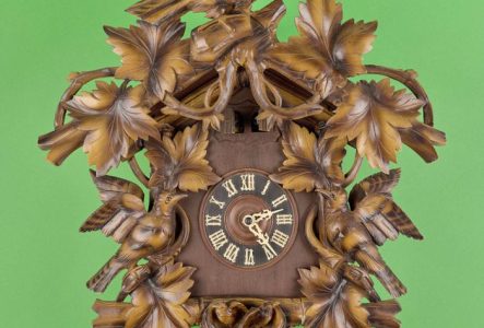 Photo d'une pendule à coucou
fabriquée par une personne inconnue du MEG
en Suisse au début du 20 e siècle.
Cette pendule en bois et en métal a été donnée
par Renée Gremaud en 2003.
MEG Inv. ETHEU 111359