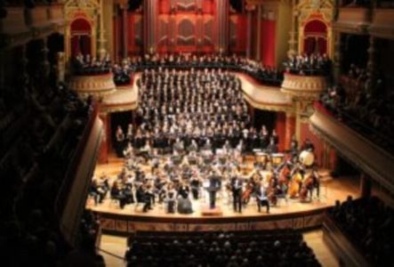 Orchestre et chœur sur la scène du Victoria Hall