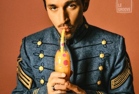 Soldout Affiche du concert de Ridsa. Le chanteur est photographié de face sur fond orangé, portant une veste bleu militaire ornée de boutons dorés. Il boit à la paille dans une bouteille colorée. En bas, texte « Le Groove – Ridsa – 31.10.2025 ». Logos Soldout Productions, Collectif Nocturne et Le Groove en haut à droite.