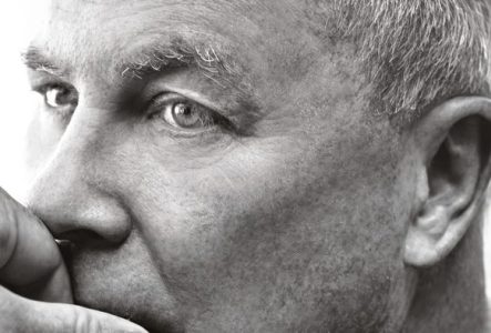 Un gros plan d'un homme, Robert Wilson, photo en noir et blanc.