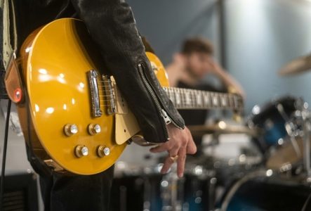 Gros plan sur une guitare