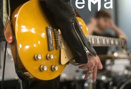 Guitare dorée