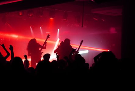 Photo en noir et blanc d'un guitariste de métal