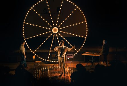 Une grande roue lumineuse