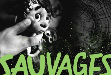 une photo en noir /blanc qui représente une main qui tient une marionnette et le titre de l'exposition SAUVAGES en vert en premier plan