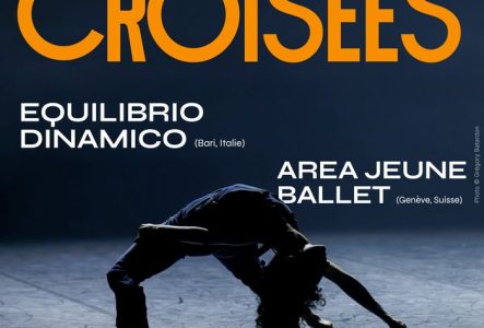 Affiche du spectacle de danse contemporaine « Scènes Croisées ». Sur un fond bleu sombre, une danseuse exécute une figure acrobatique, le dos arqué et une main au sol, sous un éclairage scénique. Le titre apparaît en grandes lettres blanches et orange. Le spectacle réunit l’Area Jeune Ballet (Genève) et Equilibrio Dinamico (Italie), le vendredi 13 novembre 2026 à 19h30, au Centre des Arts – Ecolint. Un QR code permet d’accéder à la billetterie.