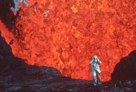 ©Sandbox Films Un vulcanologue dans un cratère de volcan. L'éruption provoque une giclée de lave.