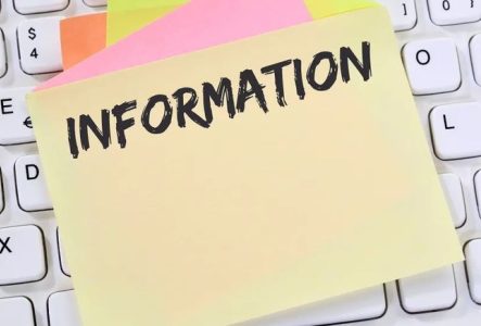 Post-it coloré jaune avec "information" écrit dessus, posé sur un clavier d'ordinateur