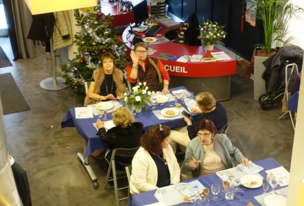 Photo de personnes assises à table pour le repas de Noël à Cité Seniors