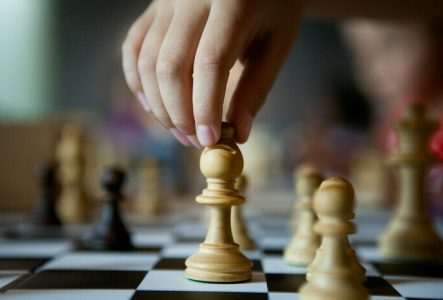 DR Image d'une main qui attrape une pièce d'échecs