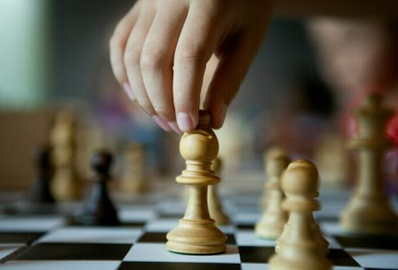 DR Image d'une main qui attrape une pièce d'échecs
