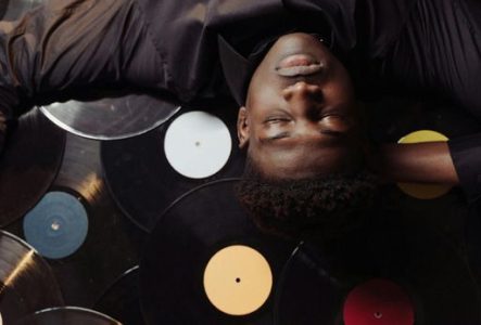 Un homme dort sur des vinyles
