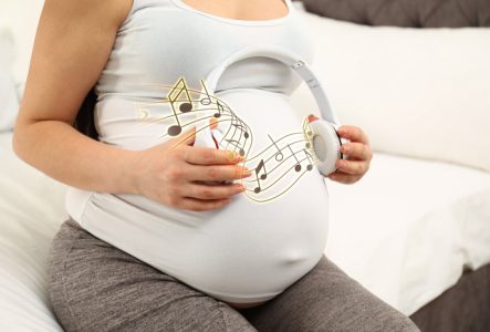 dr Gros plan sur le ventre d'une personne enceinte avec un casque audio