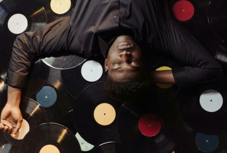 Une personne est allongée sur un lit de vinyles