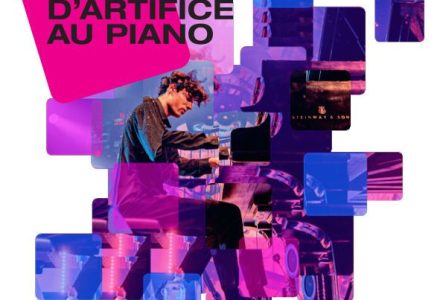 Un homme (le pianiste Peter Bence) joue du piano