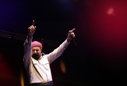 @Kulturstiftung L'artiste sur scène avec les deux bras en l'air