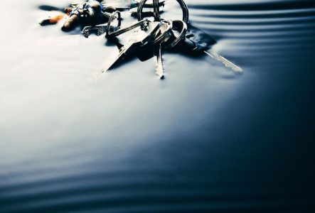 Un trousseau de clés dans l'eau, image prétexte du spectacle "Six heures plus tard"