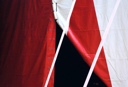© Magali Dougados C'est l'image d'une partie de la tente d'un cirque. Donc un lourd rideau un peu ouvert rouge et blanc et des pots qui soutiennent la structure. C'est pas vraiment l'entrée du cirque, mais plutôt une partie de la tente qui se souleve.