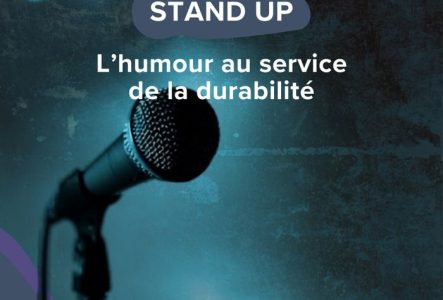 Un micro sur pied avec du texte