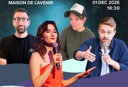 Un micro sur pied avec du texte