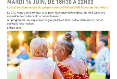 des seniors qui rient et prennent part à un évènement festif en terrasse