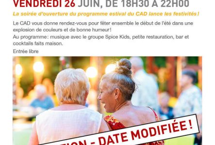 des seniors qui rient et prennent part à un évènement festif en terrasse