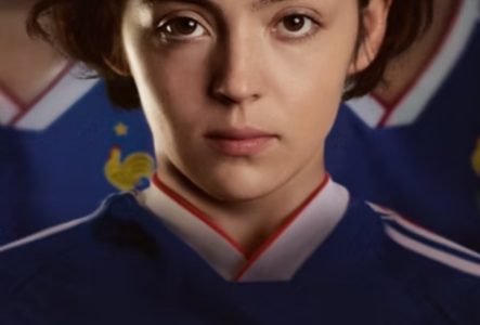 DR Affiche du film "Marinette" représentant le portrait d'une jeune footballeuse.