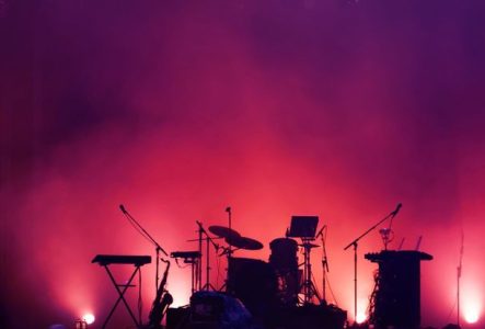 Scène vide avec des instruments, lumières rouges et roses