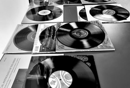 Disques vinyles posés sur une table