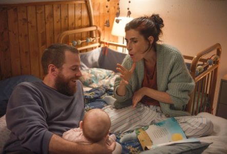 Un couple avec leur bébé