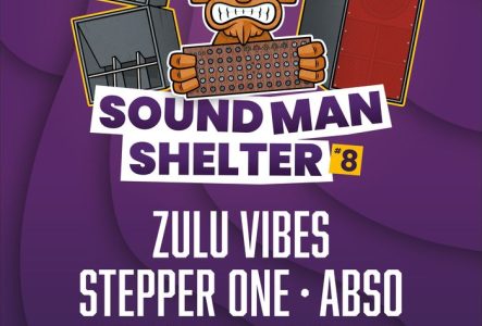 Affiche Soundman Shelter n8. Au centre l'illustration d’un personnage Tiki, devant de fats caissons de Soundsystem. Les informations pratiques de l’événement — date, heure, lieu, programmation et autres détails — sont également indiquées sur l’affiche.