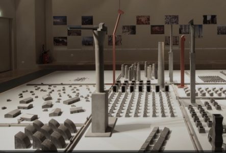 Cette photographie montre l'oeuvre-jeu "Sous la lune II" de Miquel Navarro. Il s'agit d'un ensemble de pièces métalliques utilisées pour construire une ville imaginaire.