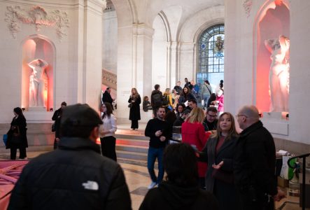Public dans le hall du MAH