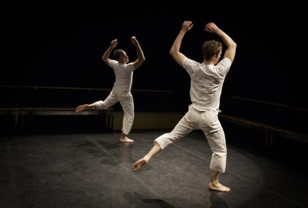 deux hommes qui dansent