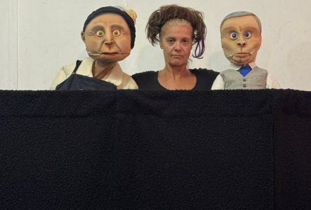 Cie Mine de rien Joane Reymond et deux marionnettes