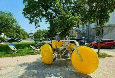 ©MAH La bibliomobile devant l'église russe avec des transats