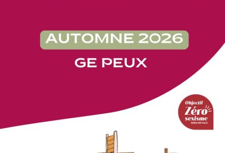 Sur le haut de l'image, on peu lire le titre "Stages autodéfense féministe - Printemps 2026" sur fond rouge. Sur le bas de l'image, un groupe de six personnages semblant appartenir à différentes générations attendent à un arrêt de bus devant des immeubles.