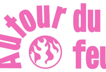 Écrit en rose "Autour du feu". Le mot autour est enroulé autour d'un cercle avec du feu dedans.