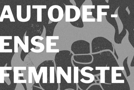Sur fond noir, une main en forme de poing entouré de flamme. Le texte "Stage autodéfense féministe" est écrit en blanc par dessus