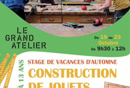 Affiche promotionnelle du Grand Atelier présentant un stage des vacances d'automne pour les enfants de 7 à 13 ans consacré à la création de jeux en bois. L'image montre plusieurs jeux et jouets en bois (labyrinthe, voiture, boîte à outils, dés et blocs de construction) sur un fond en bois chaleureux. Le visuel met en avant la créativité, le bricolage et le plaisir d'apprendre grâce à des couleurs douces et une ambiance conviviale