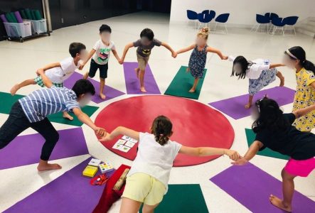 Des enfants pratiquent le yoga dans une salle du musée d'ethnographie de Genève
