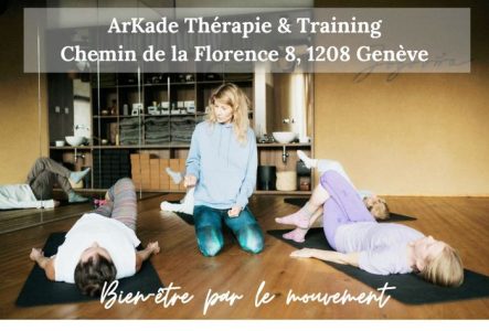 Des personnes allongées au sol, guidées par l'instructrice de mouvement somatique, sont en train de faire des mouvements doux pour détendre leurs muscles et esprits.