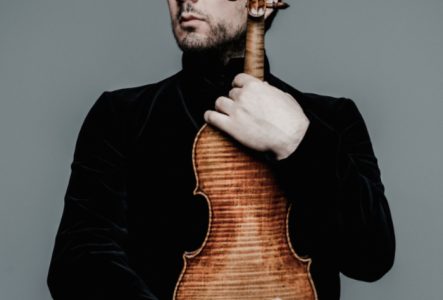 © Marco Borggreve Photo de Sergey Khachatryan, violoncelliste arménien invité à jouer un concert de musique classique avec l’Orchestre de la Suisse Romande dans le cadre de la saison 2025-26 au Victoria Hall, à Genève.