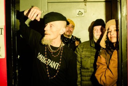 Photos des membres du groupe dans un ascenseur