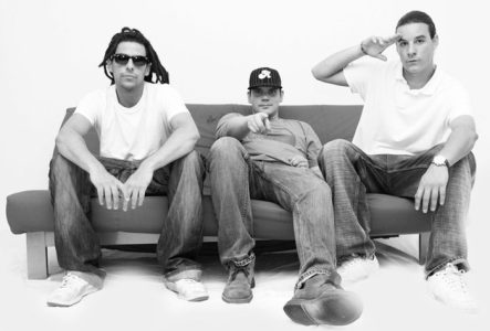 Une image en noir et blanc du groupe assit sur un canapé