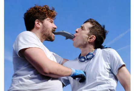 Les deux interprètes mangent un faux poisson