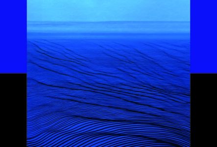 Affiche de l'exposition avec une oeuvre sur un fond bi-color