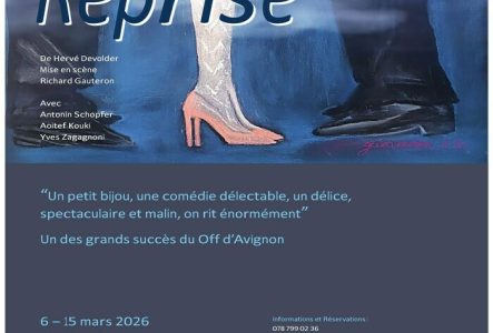 bas de pantalons et chaussures noirs de deux hommes entourant 1 paire de jambes en bas blancs et souliers roses à talon