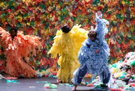 Les costumes de la Parade de la solidarité sont repris de la pièce «Mer plastique», créée au Théâtre du Grütli par Tidiani N'Diaye.