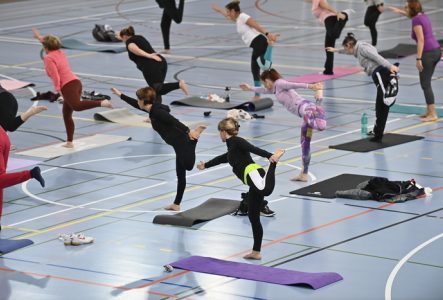 des personnes faisant de la gymnastique